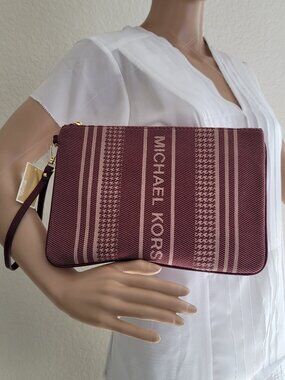 MICHAEL KORS Jet Set Signature Jacquard Large Zip Pouch Wristlet- Dark Berry⭐